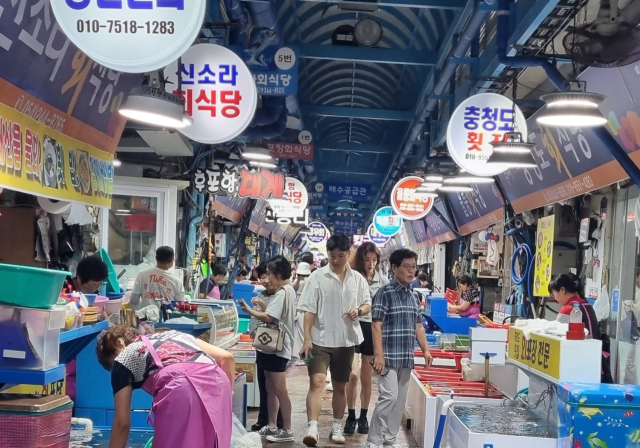 경북 포항의 대표 재래시장인 죽도어시장 골목 전경. 매일신문DB