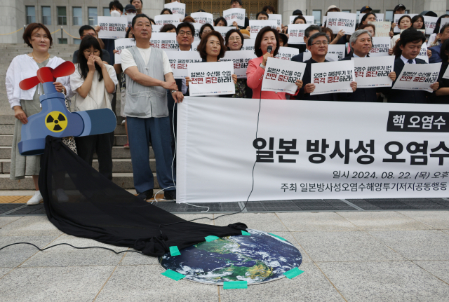 22일 국회 본관 앞에서 더불어민주당과 조국혁신당 등 야당 의원들과 시민단체 회원들이 