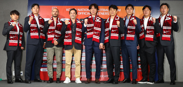 홍명보 축구 국가대표팀 감독과 코칭스태프들이 26일 오전 서울 종로구 축구회관에서 기념촬영을 하고 있다. 왼쪽부터 이재홍 코치, 정현규 코치, 치아구 마이아 전술분석 코치, 주앙 아로소 수석코치, 홍 감독, 박건하 코치, 김동진 코치, 김진규 코치, 양영민 골키퍼 코치. 연합뉴스