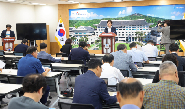 김호진 경북도 기획조정실장이 26일 도청 브리핑룸에서 행정통합 관련 긴급 기자회견을 하고 있다. 경북도 제공.