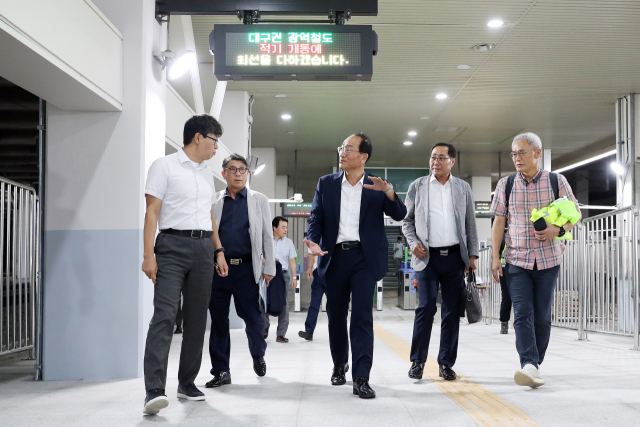 이성해 국가철도공단 이사장(사진 가운데)은 26일 대구권 광역철도 주요 역사인 동대구역, 서대구역을 찾아 개통 준비 현황을 점검했다. 2024.8.26. 국가철도공단 제공