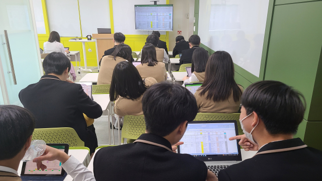 고교학점제 연구학교인 현풍고등학교에서 학생들이 수강 신청 전 과목 선택을 실습하고 있다. 대구시교육청 제공