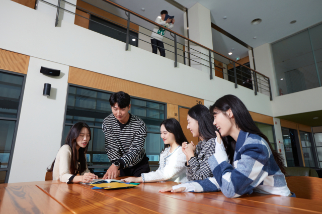 경북전문대 현암아뜨리움에서 공부하는 학생들이 환하게 웃고 있다. 경북전문대 제공