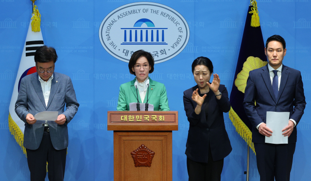 국회 여성가족위원회 이인선 위원장과 여야 간사인 서범수, 김한규 의원이 27일 오후 서울 여의도 국회 소통관에서 불법합성물인 딥페이크 유포 범죄 관련 기자회견을 하고 있다. 연합뉴스