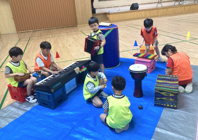 26~27일 청송초등학교병설유치원 유아들과 청송초 1학년이 함께 찾아가는 놀이터를 체험하는 모습. 청송교육지원청 제공