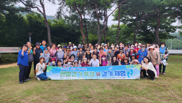 고령군은 지난 27일 권택환 맨발학교 교장을 초청해 맨발 걷기 특강을 실시하고 연조공원에서 걷기체험을 했다. 고령군 제공