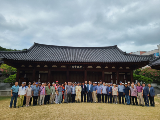 대구시 행정동우회 회원 70여명이 28일 성주도씨 병암서원을 방문했다.