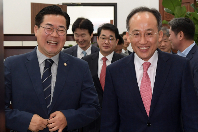 국민의힘 추경호 원내대표와 더불어민주당 박찬대 원내대표가 28일 국회에서 열린 여야 원내대표 회동에 입장하고 있다. 연합뉴스