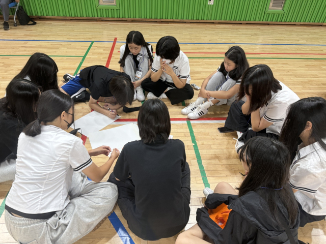 영천여자중학교 학생들이 28일 경주화랑마을에서 