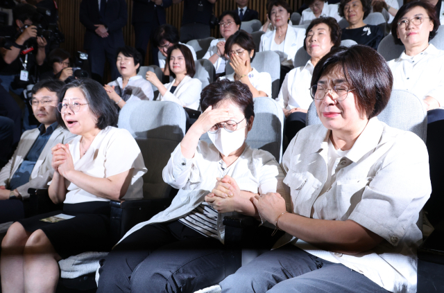 지난 8월 28일 국회 본회의에서 간호법이 통과되자 방청하던 전현직 간호사들이 기쁨의 눈물을 흘리고 있다. 연합뉴스