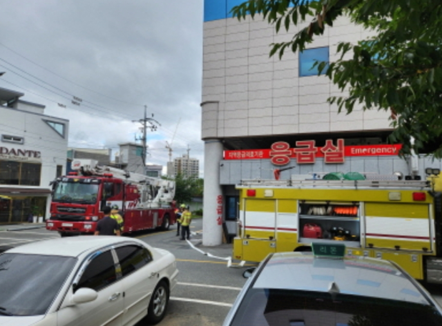 밀양윤병원은 28일 밀양소방서와 병원자위소방대 합동으로 화재를 대비하기 위한 합동소방훈련을 실시했다. 밀양윤병원 제공