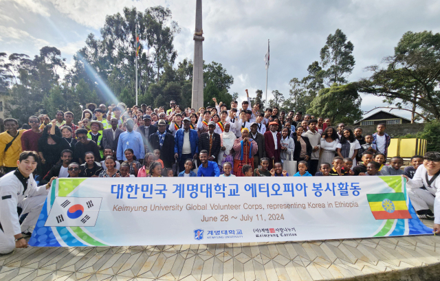 계명대 학생들이 에티오피아의 6·25전쟁 참전기념비 앞에서 포즈를 취하고 있다. 계명대 제공