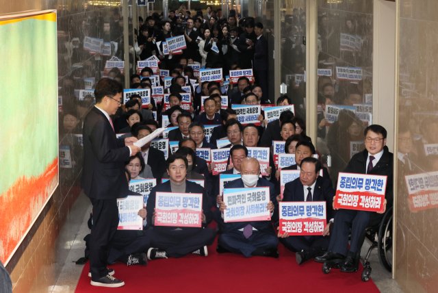 국민의힘 의원들이 지난해 12월 30일 이동관 방송통신위원장과 검사 2명(손준성·이정섭)에 대한 탄핵소추안이 국회 본회의에 발의된 것에 반발해 국회의장실 앞에서 연좌 농성을 하고 있다. 연합뉴스