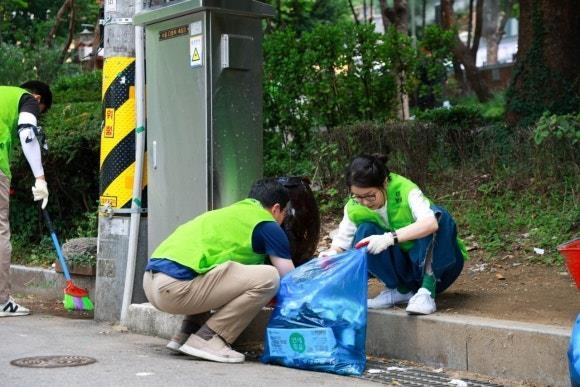 김건희 여사가 지난 23일 서울역 인근 쪽방촌을 찾아 쓰레기 줍기 봉사활동을 하고 있다. 행복나눔봉사회 제공