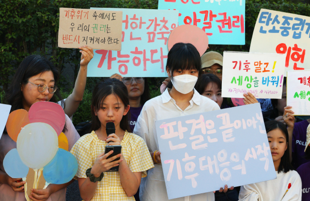 기후위기비상행동 등 시민단체 회원들이 29일 오후 서울 종로구 헌법재판소 앞에서 개최한 기후 헌법소원 최종선고 관련 기자회견에서 한제아 양이 발언하고 있다. 연합뉴스