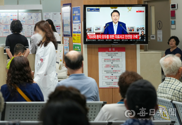 29일 대구 시내의 한 대학병원에서 시민들이 TV를 통해 윤석열 대통령의 국정브리핑을 시청하고 있다. 안성완 기자 asw0727@imaeil.com