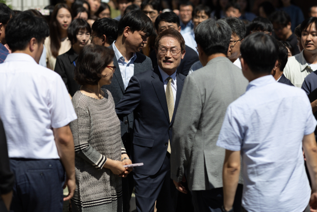 조희연 서울시교육감이 29일 서울시 교육청을 나서고 있다. 연합뉴스