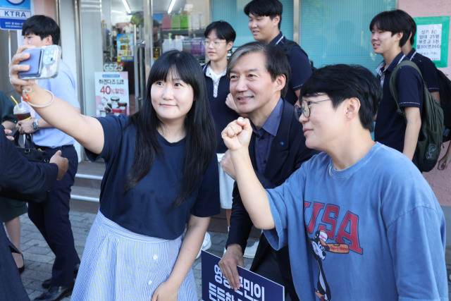 조국혁신당 조국 대표가 29일 오후 전남 영광군청 앞 사거리에서 시민들과 사진을 찍고 있다. 연합뉴스