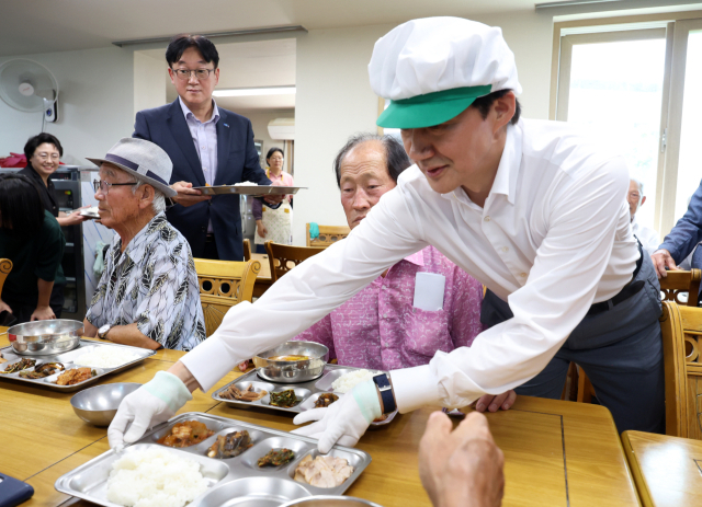 조국혁신당 조국 대표가 30일 전남 곡성 옥과면 노인회 경로식당에서 어르신들에게 점심을 배식하고 있다. 연합뉴스