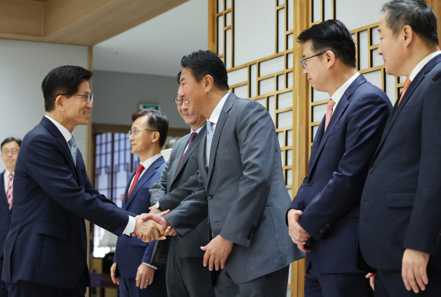 김문수 고용노동부 장관이 30일 서울 용산 대통령실 청사에서 열린 장관 임명장 수여식에 참석해 김태효 국가안보실 1차장과 인사하고 있다. 연합뉴스