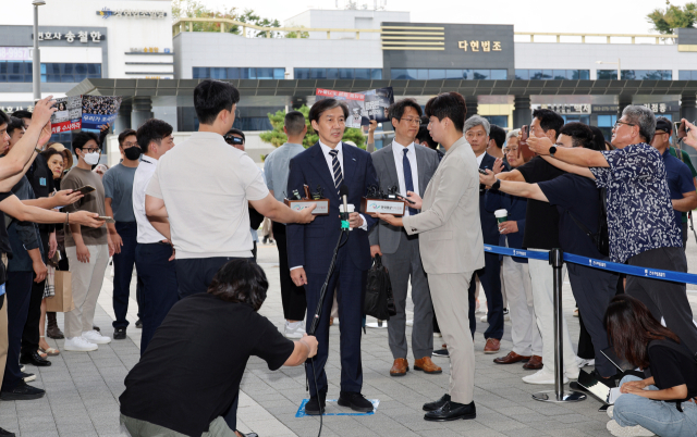 조국혁신당 조국 대표가 31일 오전 참고인 신분으로 검찰 조사를 받기 위해 전주지검 청사로 들어오고 있다. 연합뉴스