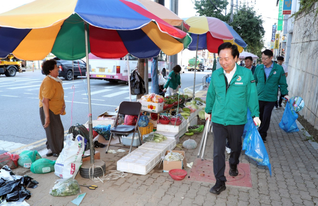 권기창 안동시장과 간부들이 도심 현장을 찾아 환경정화 실시와 클린시티 점검에 나섰다. 안동시 제공