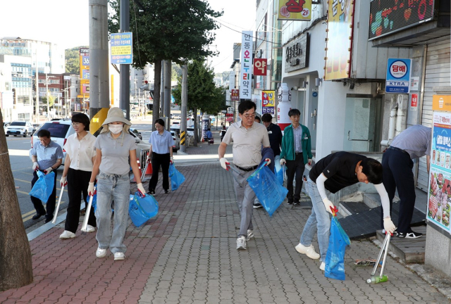 권기창 안동시장과 간부들이 도심 현장을 찾아 환경정화 실시와 클린시티 점검에 나섰다. 안동시 제공