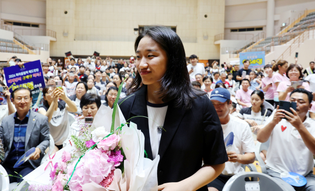 2024 파리올림픽 배드민턴 여자 단식 금메달리스트인 안세영이 31일 오후 고향인 전남 나주시 종합스포츠파크 다목적체육관에서 열린 환영 행사에서 시민들의 환호를 듣고 있다. 연합뉴스