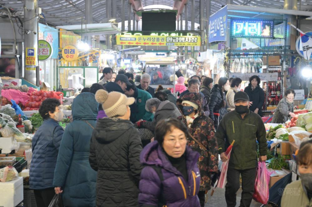 지난 설날 영해시장을 찾은 많은 지역민들과 관광객들이 제수용품을 준비하고 있다. 영덕군 제공