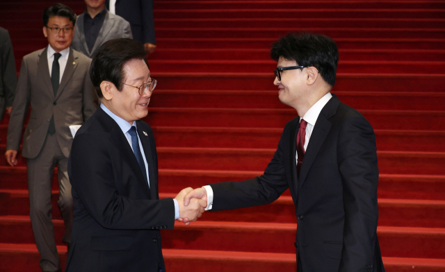 국민의힘 한동훈 대표와 더불어민주당 이재명 대표(왼쪽)가 1일 오후 국회에서 채상병 특검법, 금융투자소득세 폐지, 전 국민 25만원 지원법 등을 논의하는 여야 대표 회담을 마친 뒤 인사하고 있다. 연합뉴스