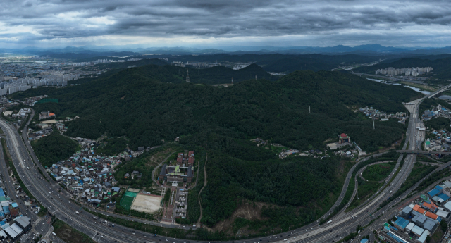 1일 대구 서구 상공에서 바라본 와룡산 산림휴양단지 조성 예정지 전경. 김영진 기자 kyjmaeil@imaeil.com