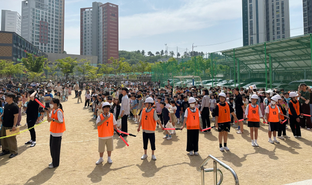 경북교육청이 지난 1학기 동안 각종 재난 상황에 대처하는 유연한 능력을 기르고자 학생 주도형으로 추진하고 있는 재난안전훈련의 모습. 해당 훈련을 통해 학생들은 직접 다른 학생들을 통제하고 인솔하며 재난 상황을 대처하는 교육을 배우고 있다. 경북교육청 제공