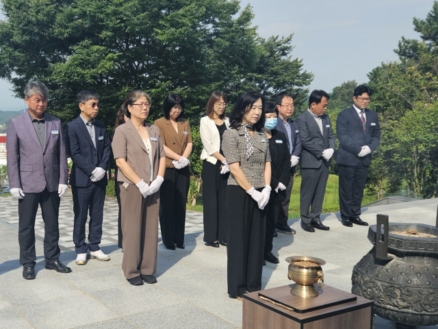 이경희 신임 교육장이 창녕읍 충혼탑을 참배하고 있다. 창녕교육지원청 제공