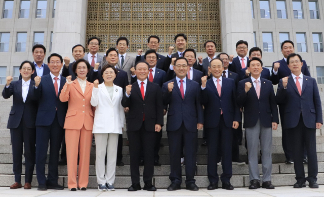 2일 22대 국회 개원식을 맞아 주호영 국회부의장, 추경호 원내대표 등 대구경북(TK) 국민의힘 의원들이 국회 본관 앞에 모여 기념촬영을 하고 있다. TK 출신인 김위상 비례대표 의원이 함께 했고 임이자(상주문경), 권영진(대구 달서구병), 임종득(영주영양봉화) 의원이 일정상 동참하지 못했다. 강대식 의원실 제공·박영채 기자 pyc@imaeil.com