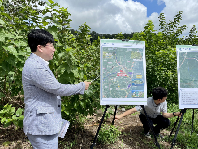 지난달 30일 한국토지주택공사(LH) 관계자가 경북 경주시 문무대왕면 두산리 