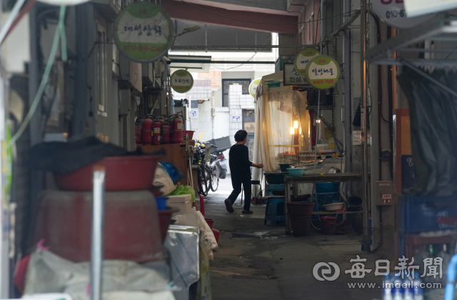 추석을 이주 앞둔 2일 대구 남구 대명동 광덕시장이 한산한 모습을 보이고 있다. 안성완 기자 asw0727@imaeil.com