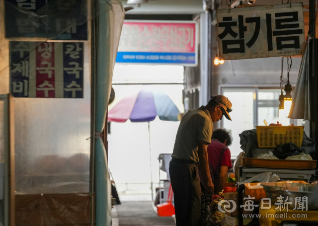 추석을 2주 앞둔 2일 대구 남구 대명동 광덕시장이 한산한 모습을 보이고 있다. 안성완 기자 asw0727@imaeil.com