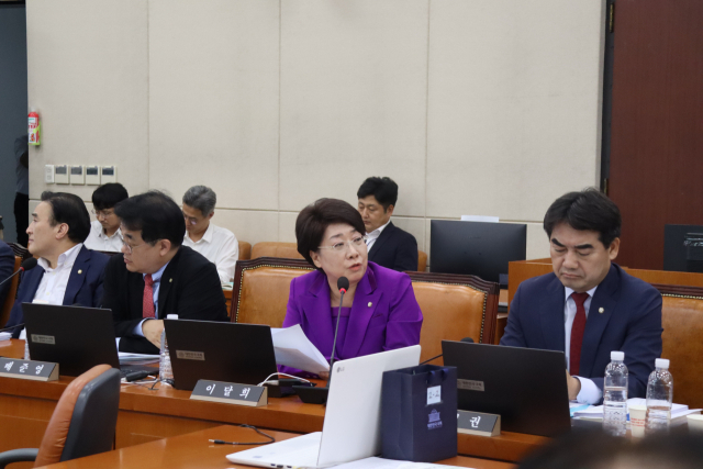 이달희 국민의힘 의원(비례)이 2일 국회에서 열린 행정안전위원회 전체회의에서 이상민 행정안전부 장관에게 대구경북(TK) 행정통합과 관련한 질의를 하고 있다. 의원실 제공