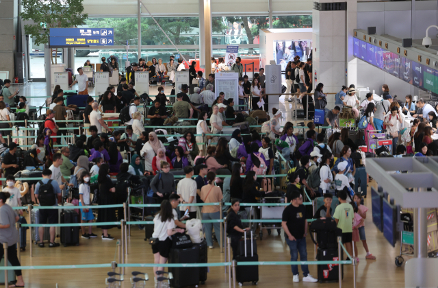 2일 오전 인천국제공항 1터미널에서 여행객 등이 수속을 위해 이동하고 있다. 연합뉴스