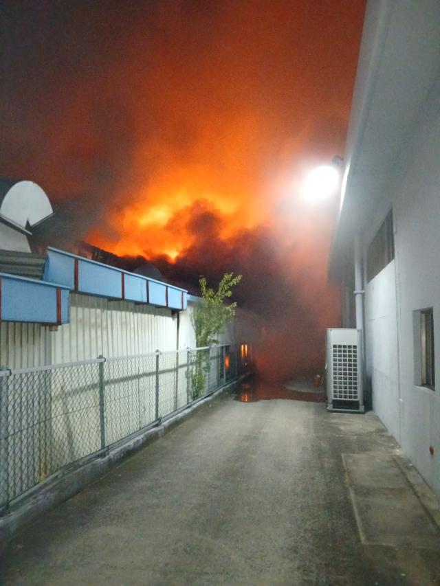 2일 오후 8시 26분쯤 대구 달성군 논공읍 한 공장에서 불이 나 소방 당국이 진화하고 있다. 대구소방안전본부 제공.