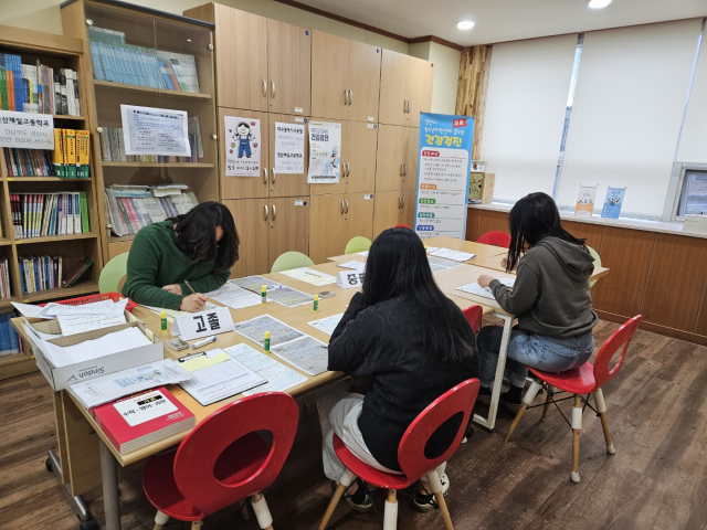 경산시학교밖청소년지원센터에서 청소년들이 공부하는 모습. 경산시 제공