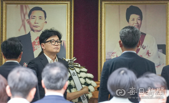 한동훈 국민의힘 당대표가 3일 구미 박정희대통령생가를 찾아 박 전 대통령을 참배하고 돌아서고 있다. 안성완 기자 asw0727@imaeil.com