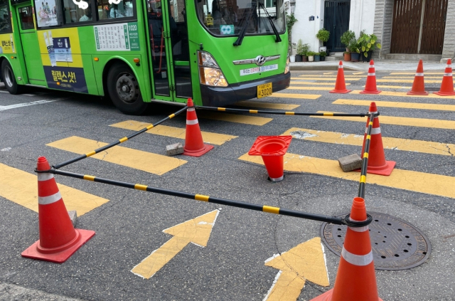 서울 종로구 경복고등학교 인근의 도로침하. 연합뉴스, 독자제공