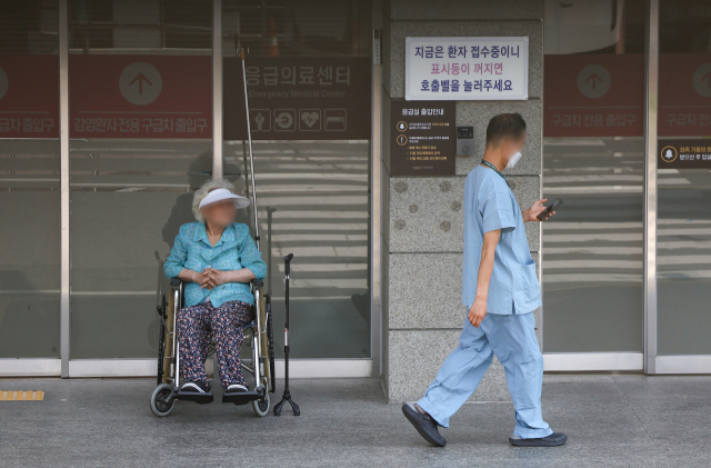 전국 곳곳에서 응급실 운영이 파행하는 가운데 정부가 4일 군의관 등 보강 인력을 긴급 배치했다. 이날 서울 양천구 이화여자대학교 목동병원에서 한 환자가 응급의료센터 인근에서 대기하고 있다. 연합뉴스