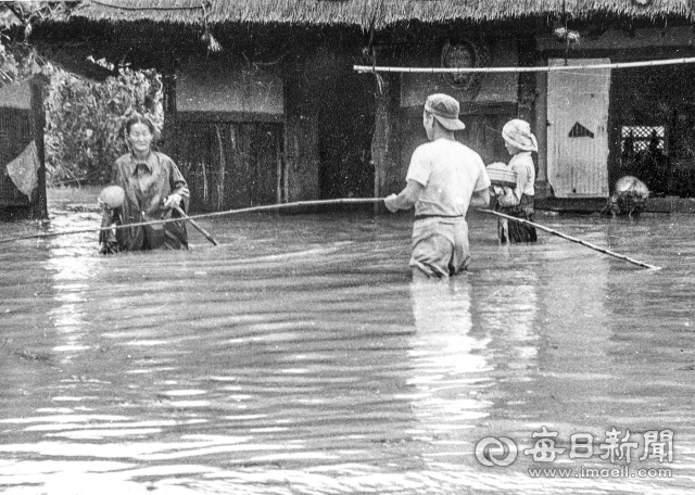 1959년 9월 18일 경북 포항에 태풍 사라호 영향으로 폭우와 해일이 겹쳐 침수된 해도동의 한 가옥에서 주민들이 가재도구를 꺼내고 있다. 사진=매일아카이빙센터