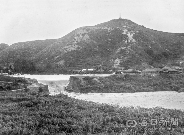 1959년 9월 17일 태풍 사라호에 포항시 용흥동 감실못 둑이 터져 추수를 앞둔 벼논으로 물이 쏟아지고 있다. 마을 뒤 탑산 정상에 6·25전쟁 때 전사한 학도의용군을 기리기 위해 1957년에 세운 전몰학도충혼탑이 보인다. 사진=매일아카이빙센터