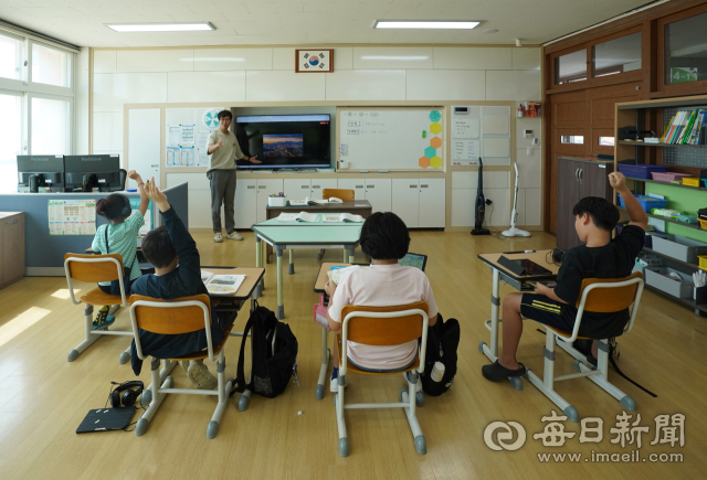 4일 대구 군위군 의흥초등학교에서 4학년 학생들이 수업을 듣고 있다. 이 학교는 전교생이 4학년 학생 4명을 비롯해 16명 불과하다. 안성완 기자 asw0727@imaeil.com