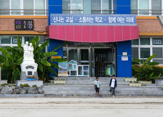 4일 대구 군위군 의흥초등학교에서 학생들이 하교를 하고 있다.이 학교는 전교생이 13명 불과하다. 안성완 기자 asw0727@imaeil.com