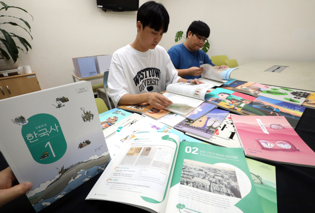 새 교육과정(2022개정 교육과정) 적용으로 내년부터 학교 현장에서 사용할 새 중학교 역사·고등학교 한국사 교과서의 검정 결과가 공개됐다. 연합뉴스