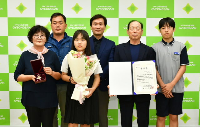 6·25 한국전쟁에 참전하여 공을 세운 故 김태식 병장의 유가족이 4일 국방부장관을 대신해 경산시로부터 화랑무공훈장을 받고 기념사진을 촬영했다.경산시 제공